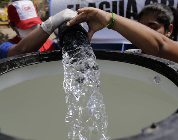 Ministro de Vivienda , Construcción y Saneamiento , supervisa la entrega gratuita de agua a Nueva Rinconada y Manchay .